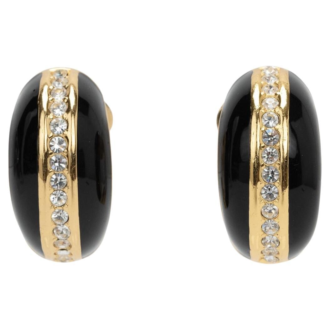Christian Dior 1980s Gold Black Rhinestone Clip On Earrings: Christian Dior 1980s Gold Black Rhinestone Clip On Earrings Discover the elegance of these Christian Dior clip-on earrings, handcrafted in Italy during the 1980s. Featuring a stunning design, these ea