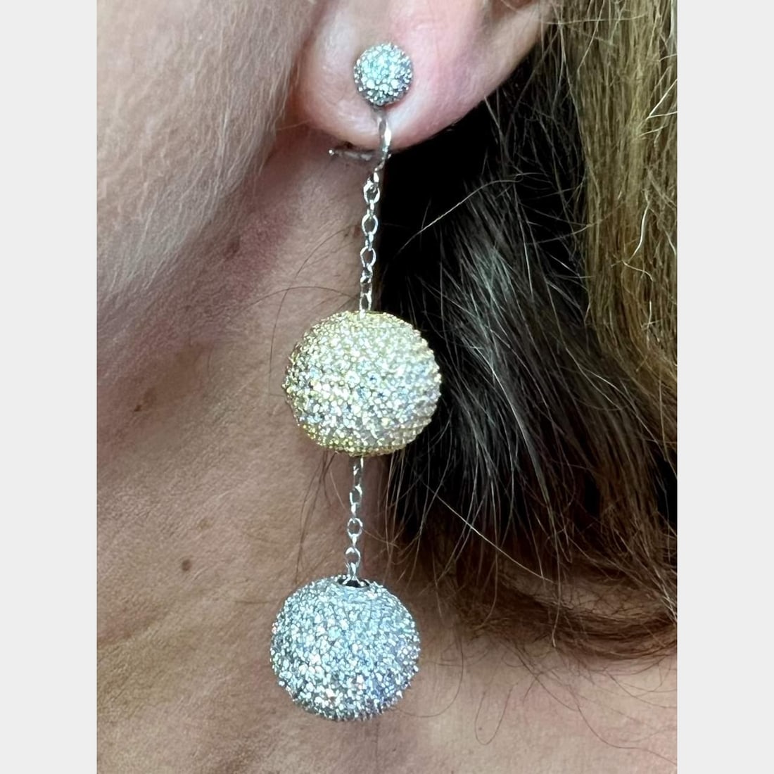 Elegant 18K Gold Diamond Earrings 20.00 Ct E-G VVS-VS 3 Inches: Elegant 18K Gold Diamond Earrings 20.00 Ct E-G VVS-VS 3 Inches These exquisite 18K Yellow and White Gold Diamond Earrings feature a stunning array of diamonds totaling approximately 20.00 carats. With