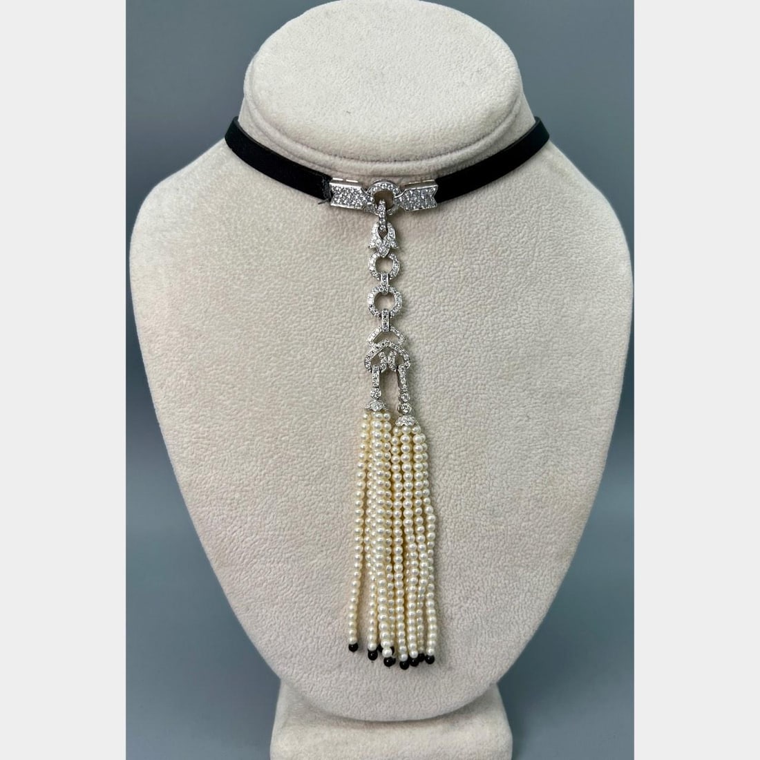 French 18K White Gold Necklace with Diamonds and Three Pearl Pendants: French 18K White Gold Necklace with Diamonds and Three Pearl Pendants This French necklace is crafted from 18K white gold and features an array of diamonds and interchangeable pendants. The necklace i