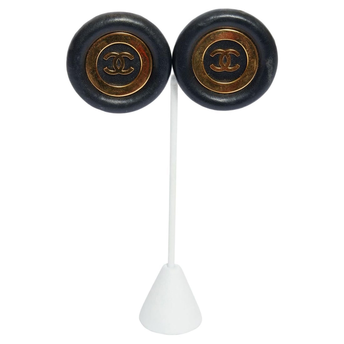 Chanel Vintage Black Leather Clip-On Earrings with 24k Gold CC Logo: Chanel Vintage Black Leather Clip-On Earrings with 24k Gold CC Logo These stunning vintage Chanel earrings feature a classic design with black leather and a 24k gold metal CC logo at the center. Measu