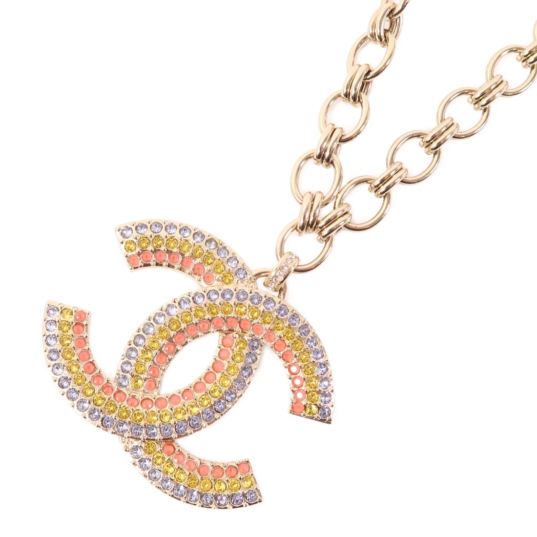 CHANEL CC Necklace Blue Yellow Pink Elegant Design: CHANEL CC Necklace Blue Yellow Pink Elegant Design This exquisite CHANEL CC Necklace is a stunning accessory that embodies elegance and style. Crafted in a vibrant blue color with accents of yellow an