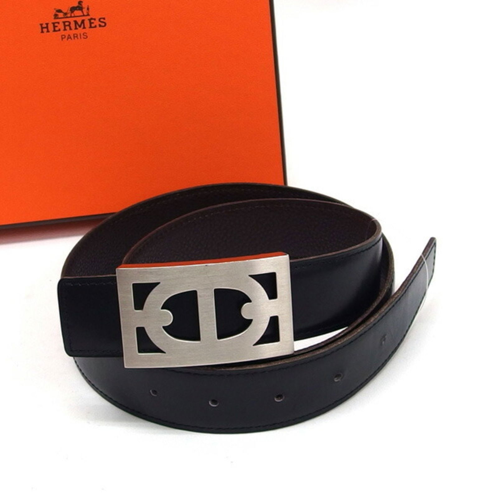 Black Leather Belt for Men by Hermes 6.5 cm x 4 cm: Black Leather Belt for Men by Hermes 6.5 cm x 4 cm This Hermes belt is a luxurious men's accessory crafted from black leather. Made in France, it features a sleek and timeless design, offering both el