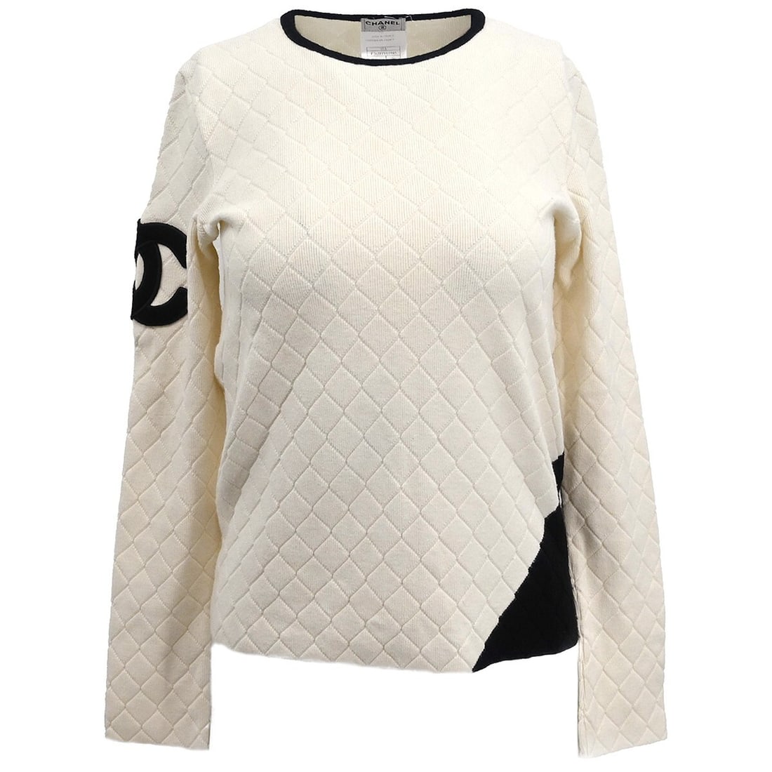 Chanel Vintage White Knit Sweater Top Long Sleeve Size 38: Chanel Vintage White Knit Sweater Top Long Sleeve Size 38 This elegant Chanel knit top in a pristine white color is perfect for casual occasions. Designed with long sleeves and a round neckline, it co