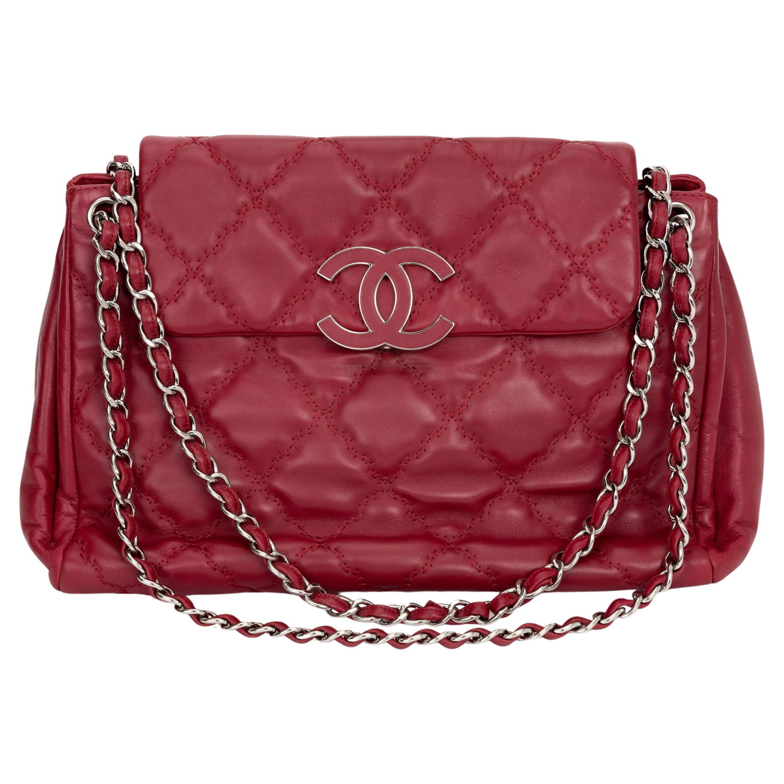 Chanel Quilted Hampton Flap Tote Red Calfskin Leather Collection 17: Chanel Quilted Hampton Flap Tote Red Calfskin Leather Collection 17 This Chanel Quilted Hampton Flap Tote is a stunning accessory crafted from luxurious red calfskin leather, featuring distinctive dou