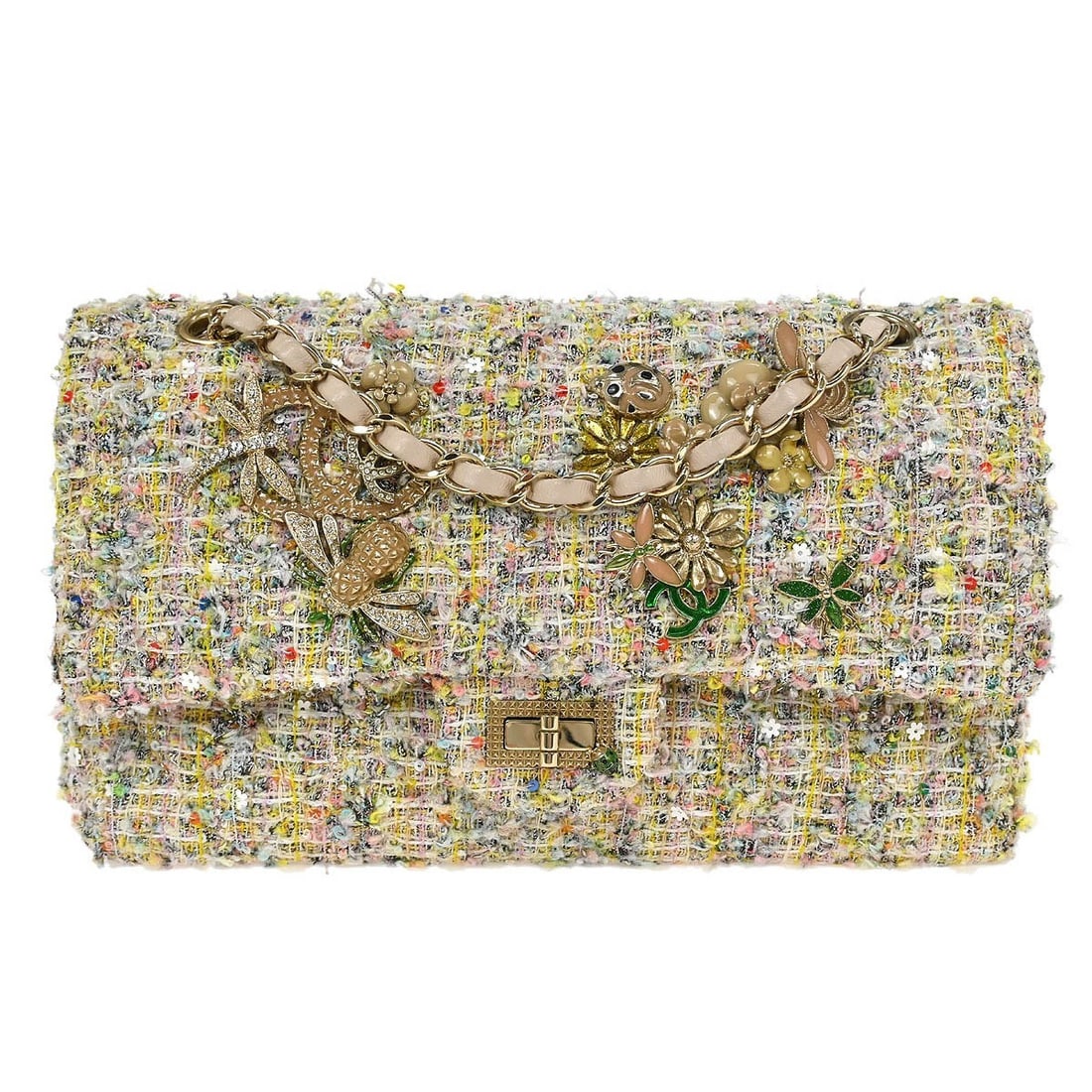 Chanel White Tweed Medium Classic Double Flap Shoulder Bag: Chanel White Tweed Medium Classic Double Flap Shoulder Bag Elevate your accessory collection with the Chanel White Tweed Garden Party Medium Classic Double Flap Shoulder Bag. This exquisite piece feat
