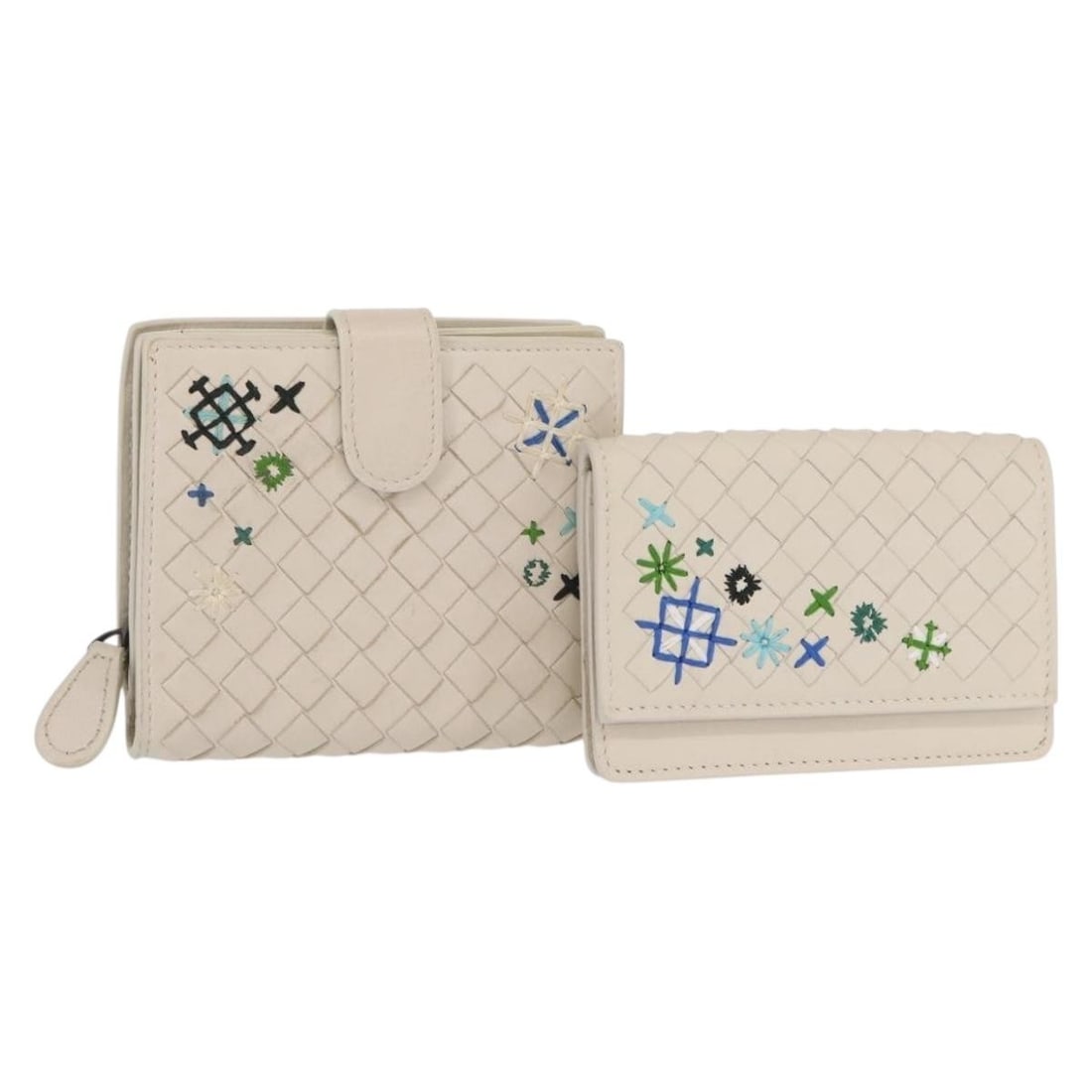 BOTTEGA VENETA Intrecciato White Leather Card Case Set: BOTTEGA VENETA Intrecciato White Leather Card Case Set This elegant BOTTEGA VENETA Intrecciato Card Case Set features a refined design crafted from high-quality white leather. Made in Italy, this set