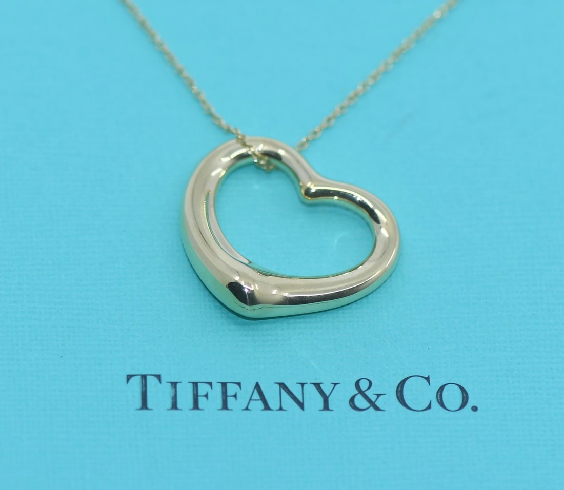 Elsa Peretti Heart Pendant Necklace 18K Yellow Gold by Tiffany & Co: Elsa Peretti Heart Pendant Necklace 18K Yellow Gold by Tiffany & Co This Tiffany & Co. Elsa Peretti Heart necklace features a classic heart pendant crafted from 18k yellow gold. The pendant is elegant