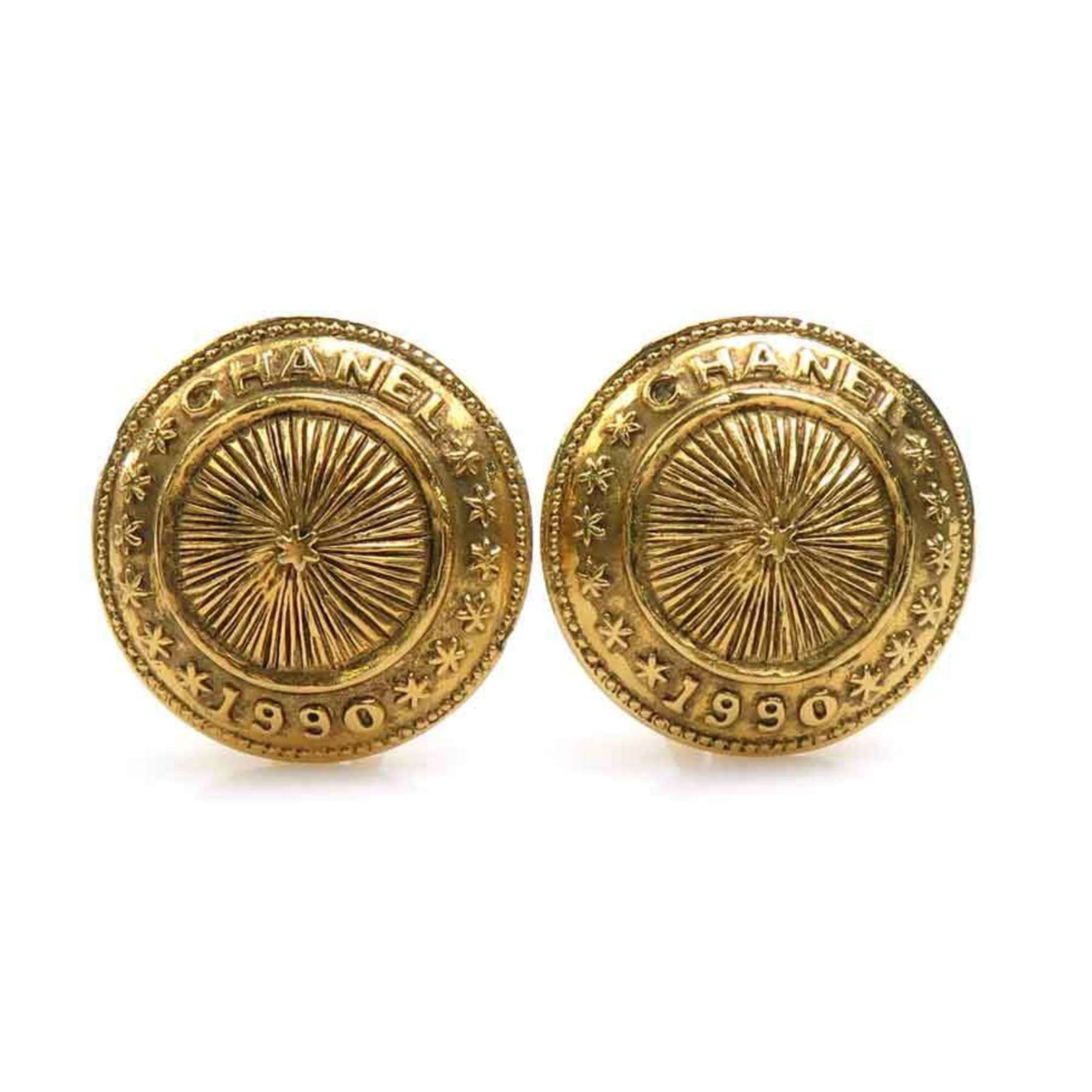 Chanel Gold Plated Brooch Square Design 30mm for Women: Chanel Gold Plated Brooch Square Design 30mm for Women This Chanel accessory for women features a gold-plated finish and is designed in a square shape. Made in France, it measures approximately 30.00m