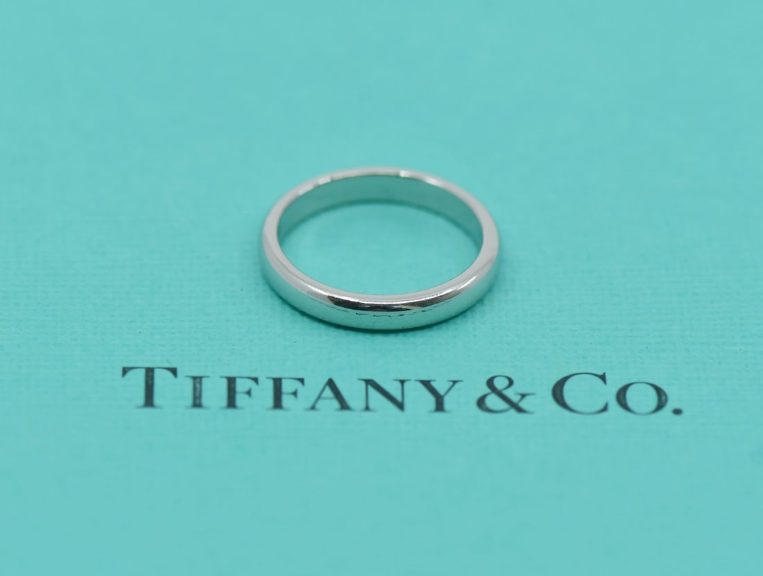 Tiffany & Co Platinum Ring 950 Purity Size 4.5 Authentic: Tiffany & Co Platinum Ring 950 Purity Size 4.5 Authentic This exquisite Tiffany & Co. ring is crafted from premium platinum with a purity of 950. Designed in a classic style, it features a ring size o