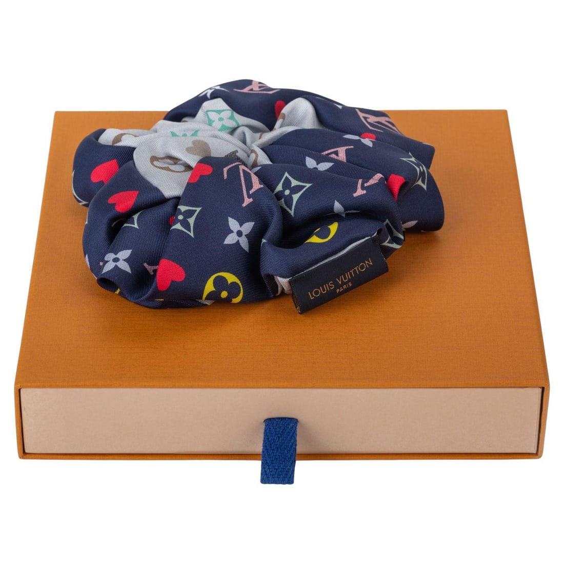 Louis Vuitton Bicolor Silk Large Scrunchie Italy BNIB: Louis Vuitton Bicolor Silk Large Scrunchie Italy BNIB Elevate your hair accessories collection with this luxurious Louis Vuitton Bicolor Silk Large Scrunchie. Crafted in Italy, this designer piece fea