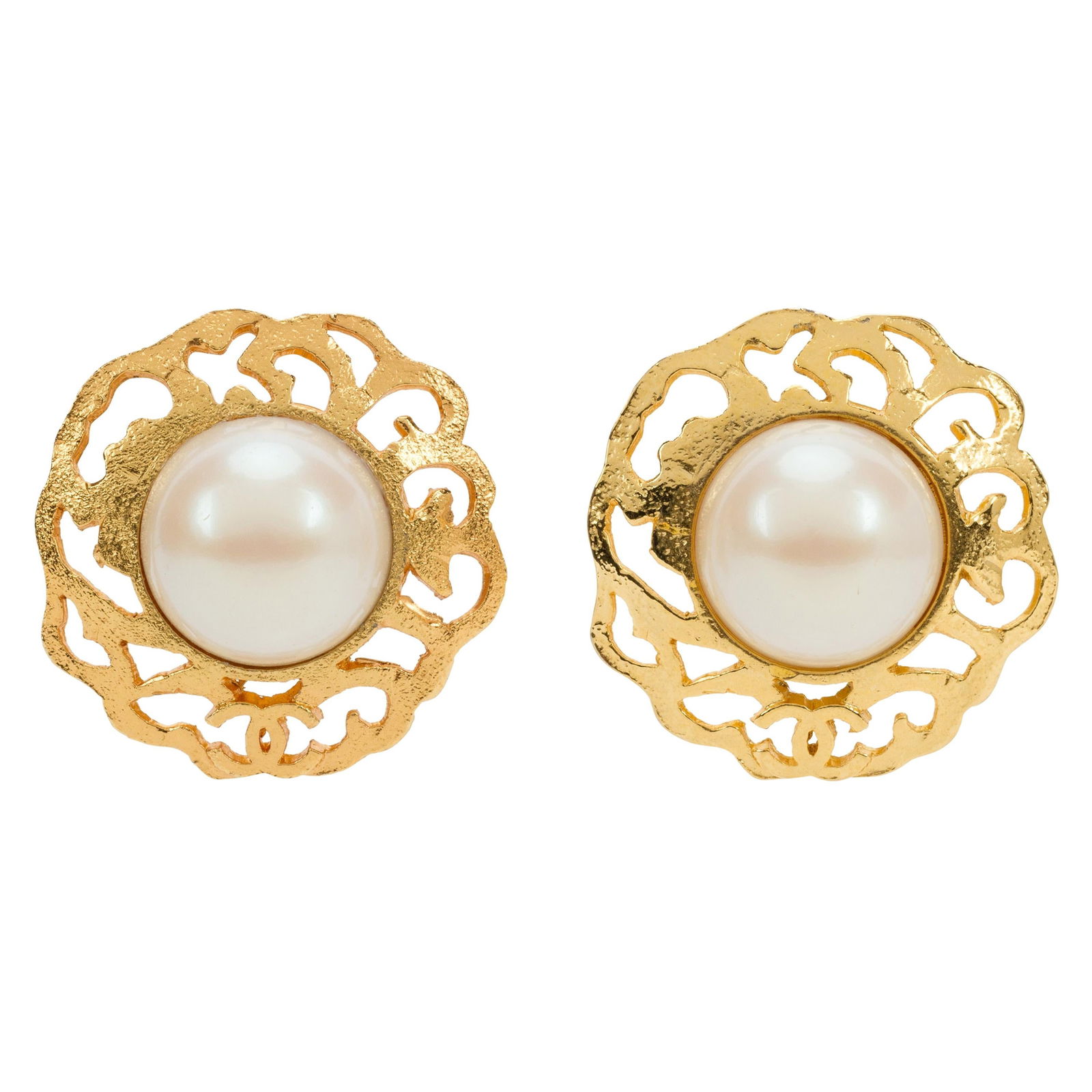 1980s Vintage Chanel Satin Gold Pearl Clip Earrings Collection 25: 1980s Vintage Chanel Satin Gold Pearl Clip Earrings Collection 25 Elevate your accessory collection with these stunning vintage Chanel large clip earrings from the 1980s. Crafted in luxurious satin go
