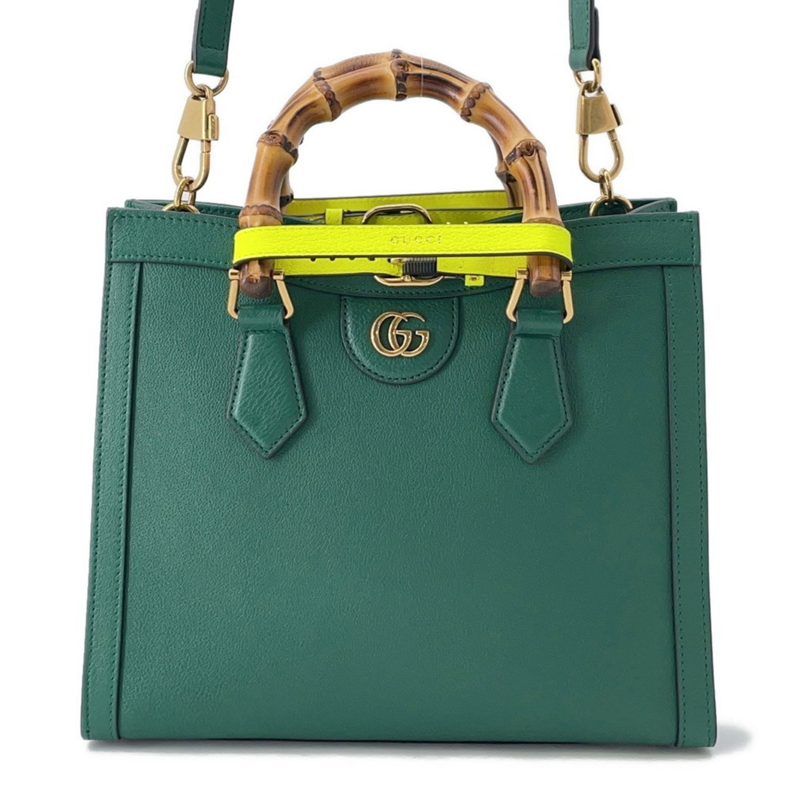 Green Leather Gucci Diana Handbag with Adjustable Strap: Green Leather Gucci Diana Handbag with Adjustable Strap This Gucci Diana handbag features a green leather exterior and is designed for women. Made in Italy, it offers a spacious interior with a struct