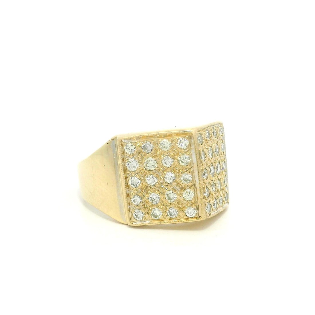 Vintage 0.25ctw Pave Diamond Chevron Ring in Yellow Gold: Vintage 0.25ctw Pave Diamond Chevron Ring in Yellow Gold Discover the elegance of this Vintage Yellow Gold Pave Diamond Pyramid Roof Chevron Ring. Crafted from solid 13-14k yellow gold, this exquisite