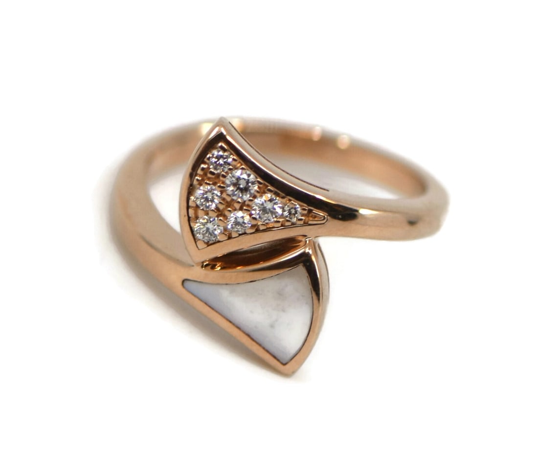 Bvlgari Divas' Dream 18K Rose Gold Diamond Ring Size 47: Bvlgari Divas' Dream 18K Rose Gold Diamond Ring Size 47 Elevate your elegance with the Bvlgari Divas' Dream Ring, a stunning piece crafted from luxurious 18K rose gold. This exquisite ring features a