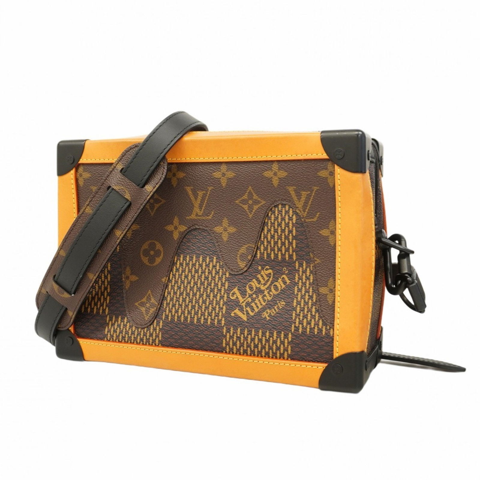 Louis Vuitton Brown Canvas Soft Trunk Bag 17.5cm x 24.5cm x 10.5cm: Louis Vuitton Brown Canvas Soft Trunk Bag 17.5cm x 24.5cm x 10.5cm Louis Vuitton Soft Trunk in brown canvas, designed for men. This bag features overall scratches and stains on the exterior, while the