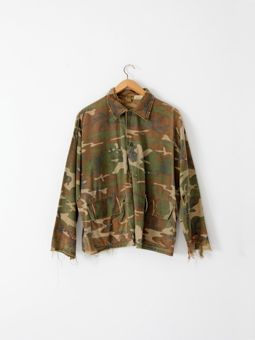 1970s Field & Fireside Vintage Camouflage Jacket Cotton Camo: 1970s Field & Fireside Vintage Camouflage Jacket Cotton Camo Discover a unique piece of fashion history with this 1970s vintage camouflage jacket by Field & Fireside. This cotton jacket showcases a be