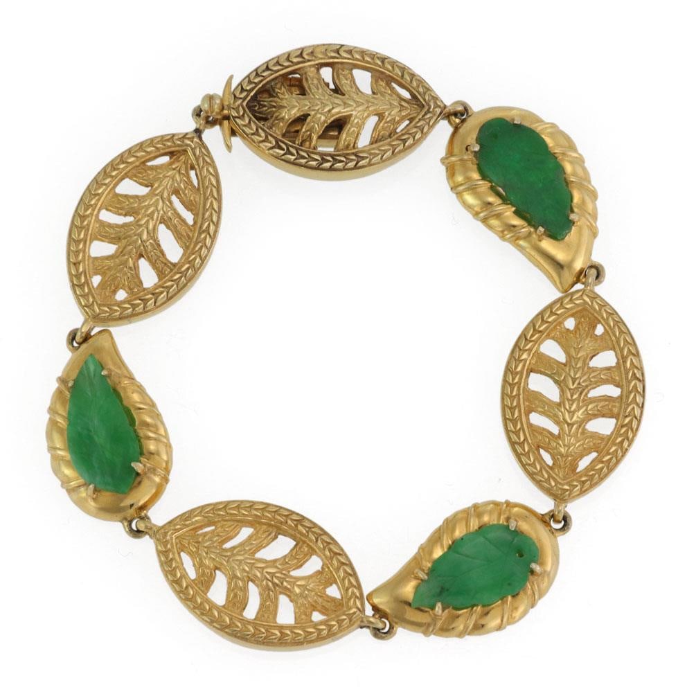 Estate 14k Yellow Gold Leaf Link Bracelet with Carved Jade: Estate 14k Yellow Gold Leaf Link Bracelet with Carved Jade This exquisite Estate bracelet is expertly crafted from 14k yellow gold, showcasing a stunning design of alternating leaf links. The bracelet
