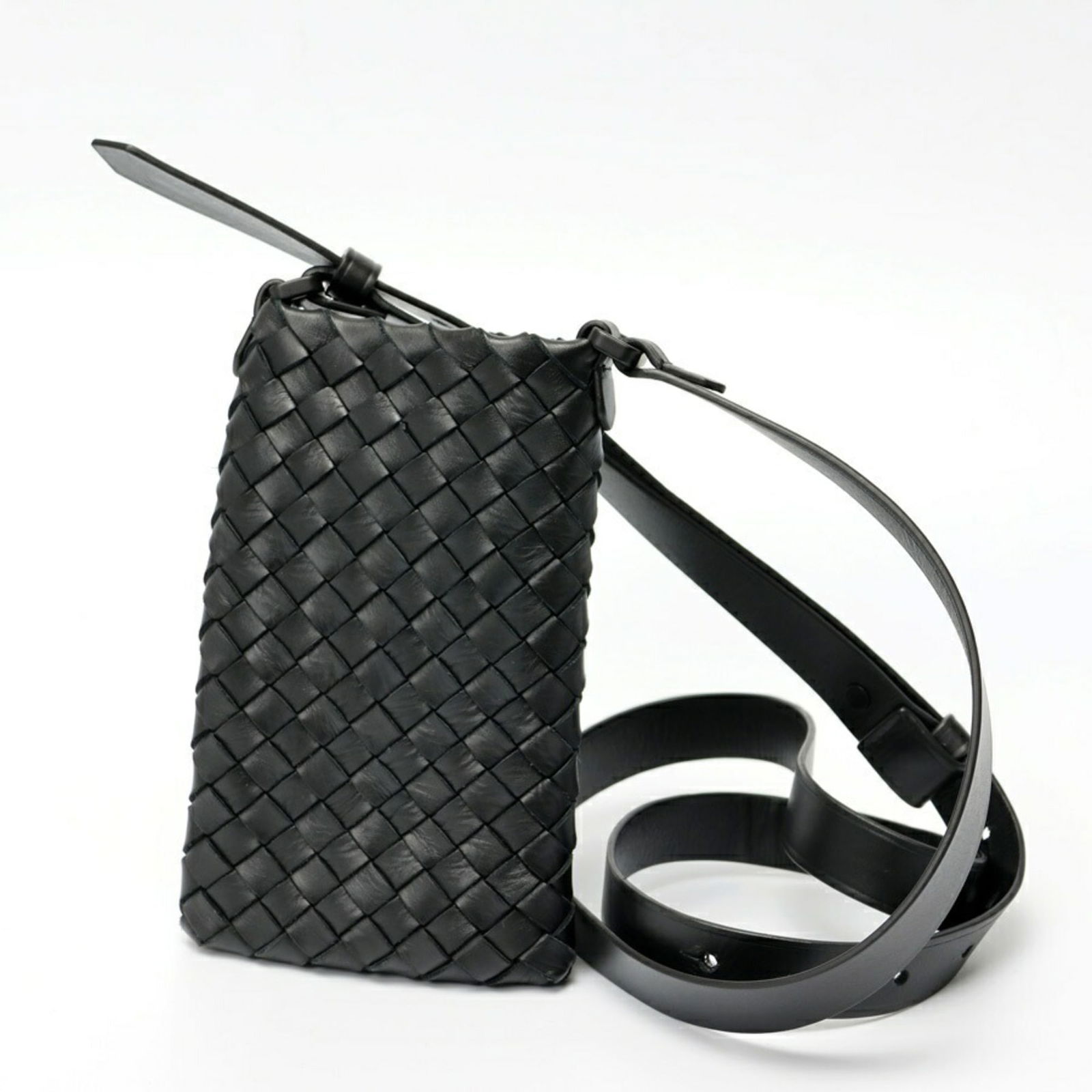 Black Leather Card Holder Intrecciato by Bottega Veneta: Black Leather Card Holder Intrecciato by Bottega Veneta This Bottega Veneta Intrecciato model is crafted from black leather and features the brand's signature woven design. Suitable for all genders, i