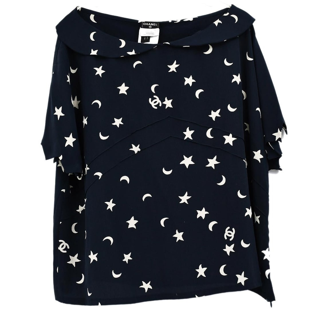 Chanel Navy Silk Short Sleeve Blouse Top Size 50: Chanel Navy Silk Short Sleeve Blouse Top Size 50 Elevate your casual wardrobe with this elegant Chanel short sleeve blouse. Crafted from luxurious 100% silk, this navy top features a classic round nec