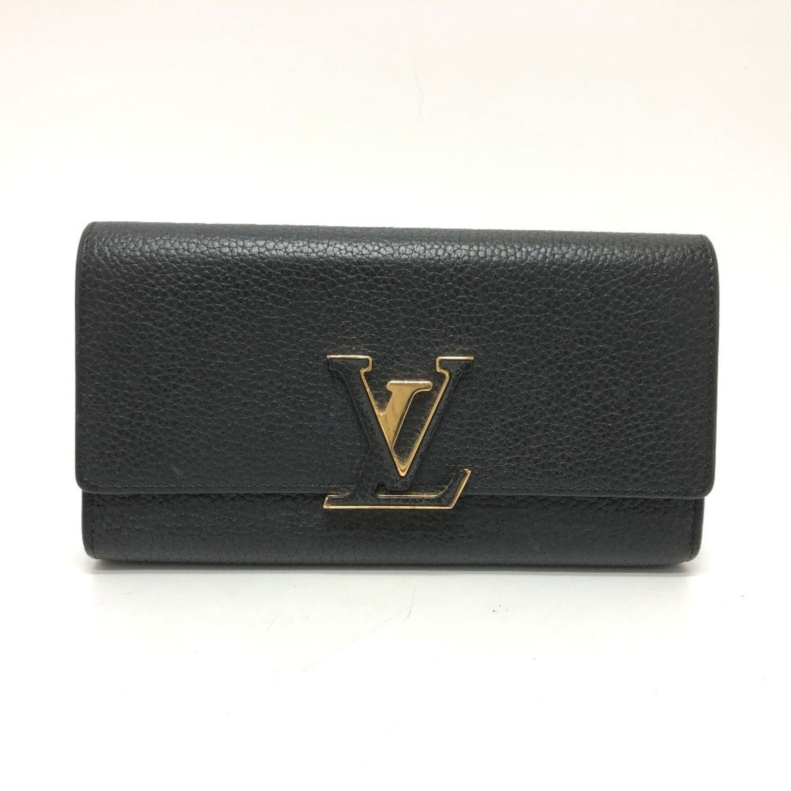 Black Leather Louis Vuitton Capucines Bag 11cm x 20cm: Black Leather Louis Vuitton Capucines Bag 11cm x 20cm This Louis Vuitton Capucines handbag features a sleek black leather exterior and is designed for women. It showcases a structured silhouette with