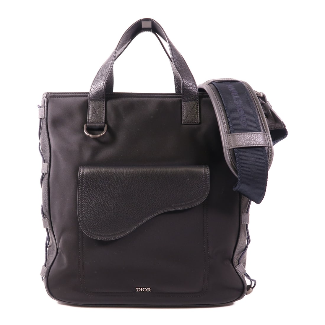 Dior Sacai Collaboration Nylon Saddle Tote Bag Black 2 Way: Dior Sacai Collaboration Nylon Saddle Tote Bag Black 2 Way Introducing the Christian Dior CD Sacai Collaboration Saddle Tote Bag, a sophisticated 2-way shoulder bag crafted from durable nylon in a cla