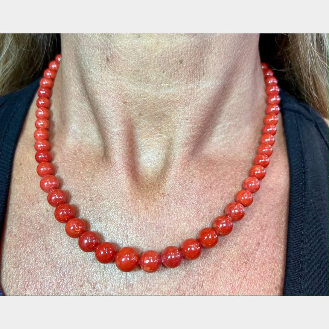 Italian Coral Necklace with 14K Yellow Gold Clasp 18 Inches: Italian Coral Necklace with 14K Yellow Gold Clasp 18 Inches This exquisite Italian Coral necklace features a secure 14K yellow gold clasp, showcasing a stunning array of coral beads. The necklace weig