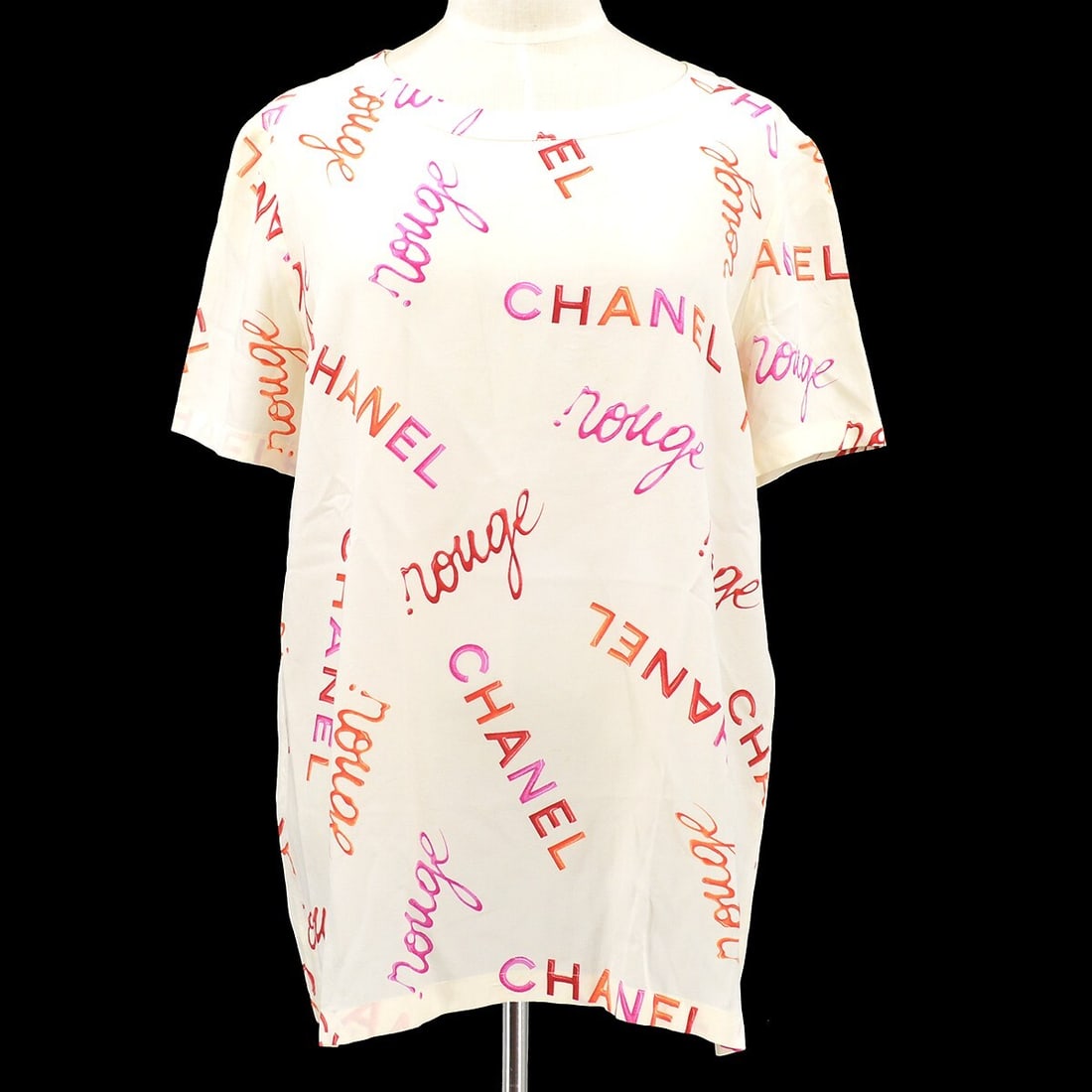 Chanel 96P T-shirt Ivory Pink Silk Collared Short Sleeve: Chanel 96P T-shirt Ivory Pink Silk Collared Short Sleeve This elegant Chanel T-shirt combines sophistication and comfort, perfect for both casual and formal occasions. Crafted from 100% silk, it featu