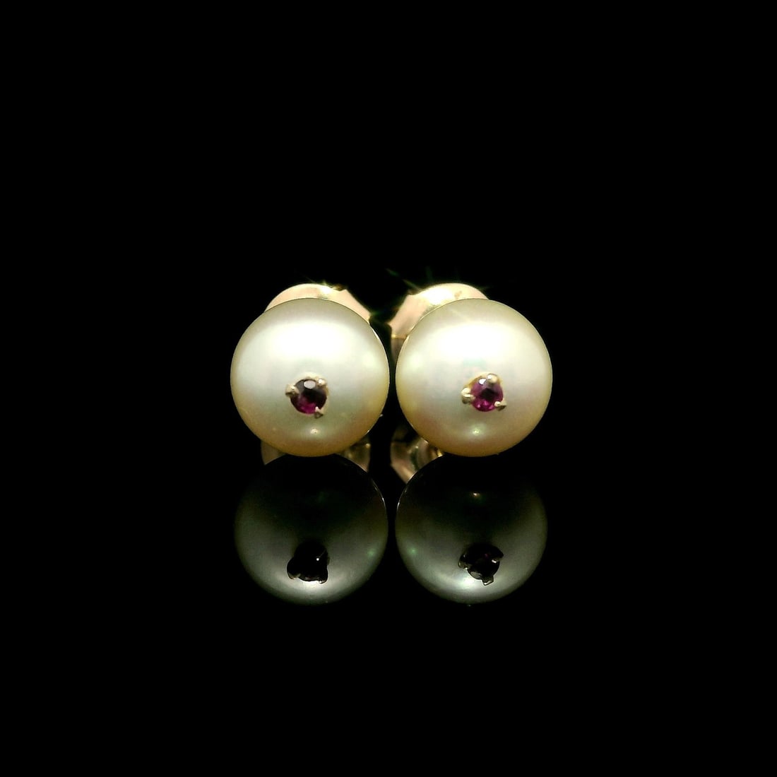 Elegant 14k Yellow Gold Golden Pearl Ruby Stud Earrings: Elegant 14k Yellow Gold Golden Pearl Ruby Stud Earrings These elegant stud earrings feature beautiful 7.6mm golden cultured pearls, renowned for their round shape and fine luster. Each pearl is comple