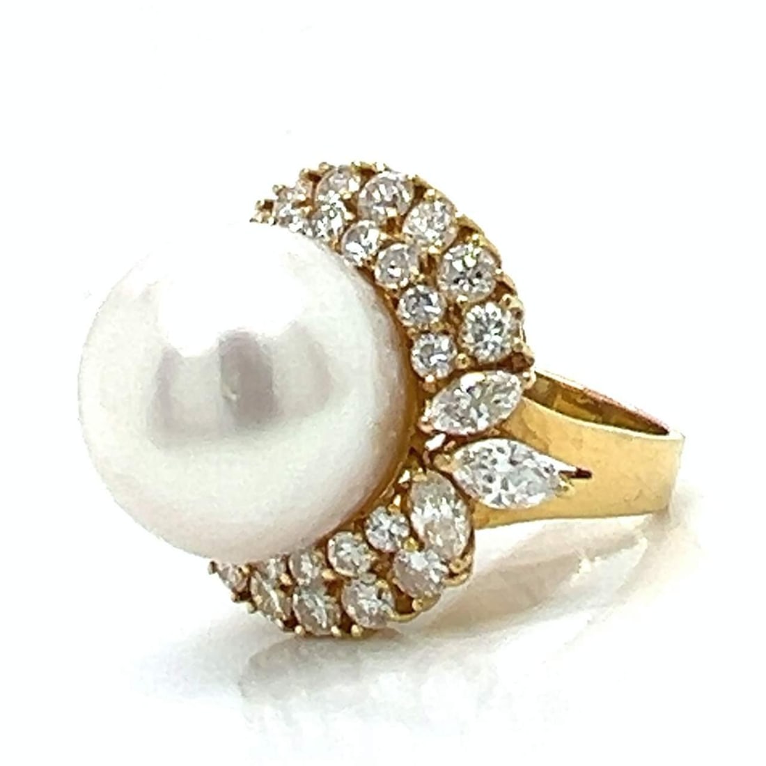 Elegant 18K Yellow Gold South Sea Pearl Diamond Cocktail Ring: Elegant 18K Yellow Gold South Sea Pearl Diamond Cocktail Ring This stunning cocktail ring features an exquisite 15.7mm South Sea Pearl, elegantly set in luxurious 18K yellow gold. Adorned with 36 spar