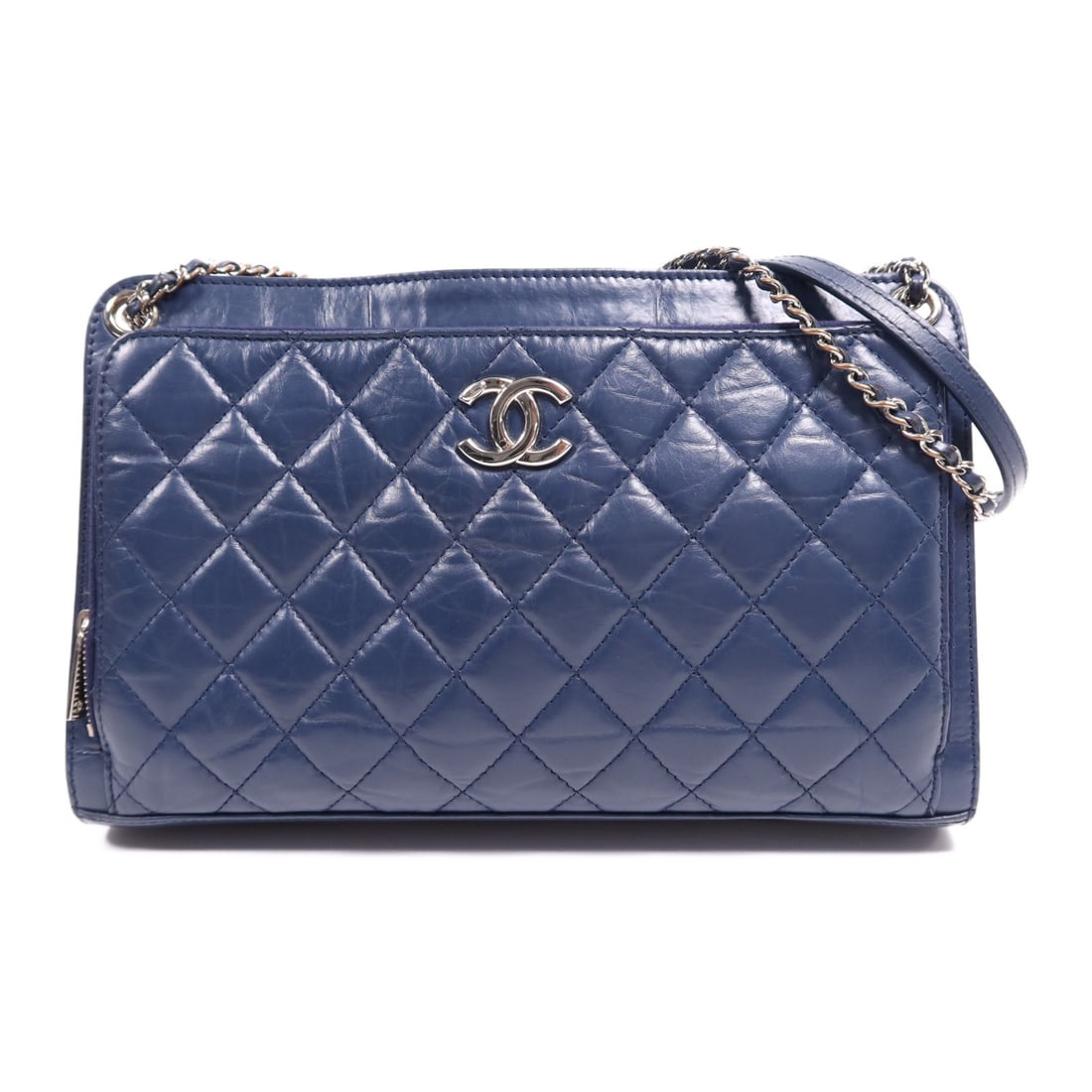 CHANEL Blue Calfskin Leather Shoulder Bag with Silver Hardware: CHANEL Blue Calfskin Leather Shoulder Bag with Silver Hardware This elegant CHANEL shoulder bag is crafted from luxurious calfskin leather in a stunning blue hue. With a size type classified as regula