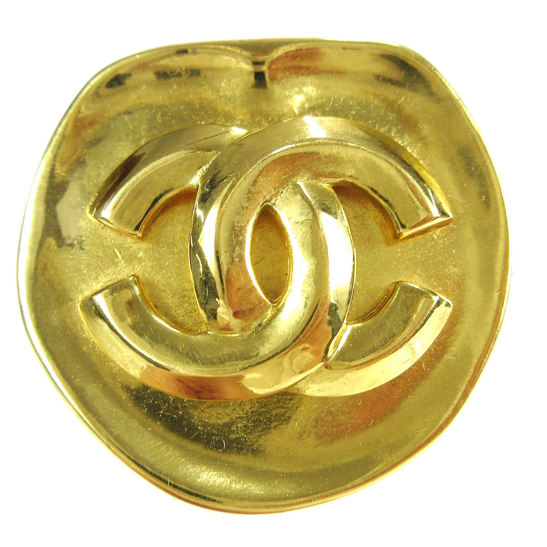 Chanel 96P Round Gold-Plated Brooch Pin: Chanel 96P Round Gold-Plated Brooch Pin This exquisite Chanel brooch pin features a classic round shape and is crafted from high-quality gold-plated material. The design showcases a stunning gold colo
