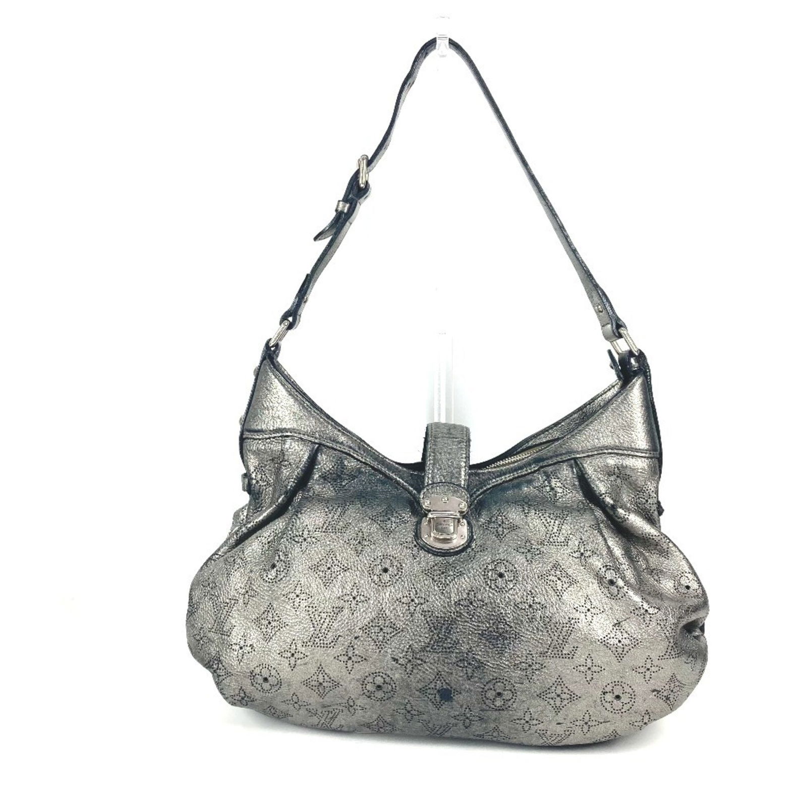 Louis Vuitton Mahina Silver Leather Shoulder Bag France: Louis Vuitton Mahina Silver Leather Shoulder Bag France The Louis Vuitton Mahina handbag is crafted from silver leather and designed for women. This bag features dimensions of 23.5cm x 32.5cm x 11cm (