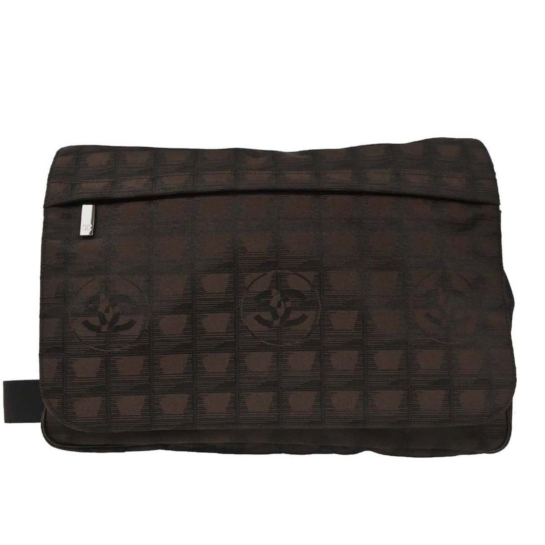 Chanel Brown Jacquard Nylon Travel Line Shoulder Bag: Chanel Brown Jacquard Nylon Travel Line Shoulder Bag This Chanel Brown Jacquard Nylon Travel Line Shoulder Bag is a stylish and functional accessory perfect for casual occasions. The bag features a qu