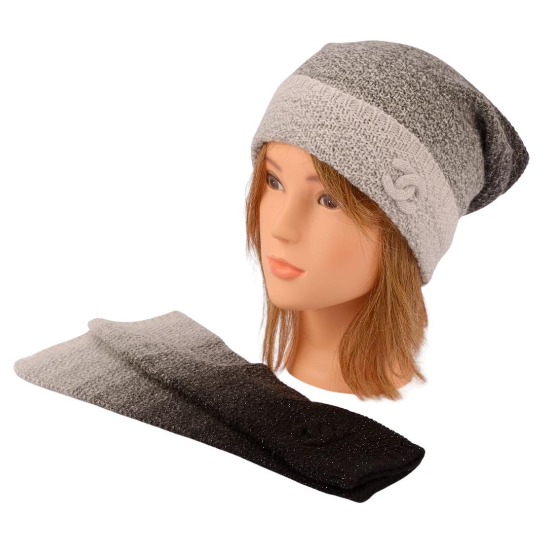 Chanel Cashmere Beanie and Fingerless Gloves Set Italy: Chanel Cashmere Beanie and Fingerless Gloves Set Italy This luxurious Chanel Beanie and Fingerless Gloves Set is crafted from soft cashmere, offering both warmth and style. The set features a beautifu