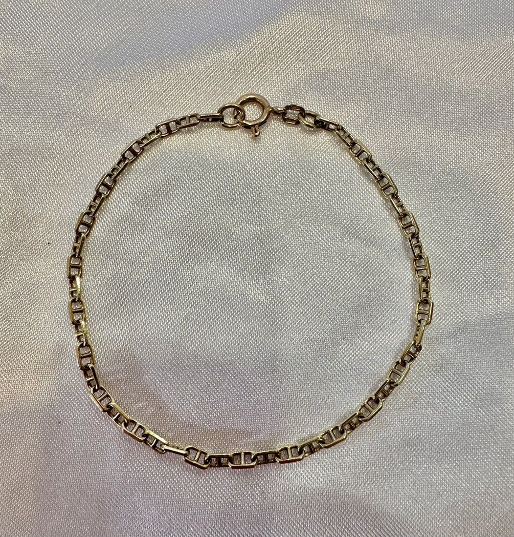 Italian 14K Yellow Gold Chain Bracelet Fully Signed 7.75in: Italian 14K Yellow Gold Chain Bracelet Fully Signed 7.75in Discover the elegance of this Italian 14K yellow gold bracelet, showcasing exquisite craftsmanship and a classic chain style. Weighing 4.00 g
