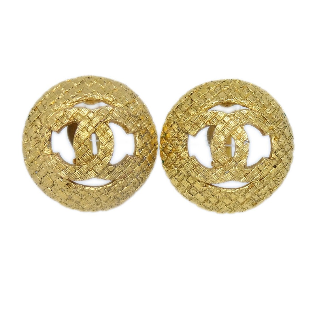 Chanel Gold Clip-On Button Earrings Round Style: Chanel Gold Clip-On Button Earrings Round Style Introducing a pair of exquisite Chanel Button Earrings, featuring a classic round shape and a stylish gold finish. These clip-on earrings are crafted fr