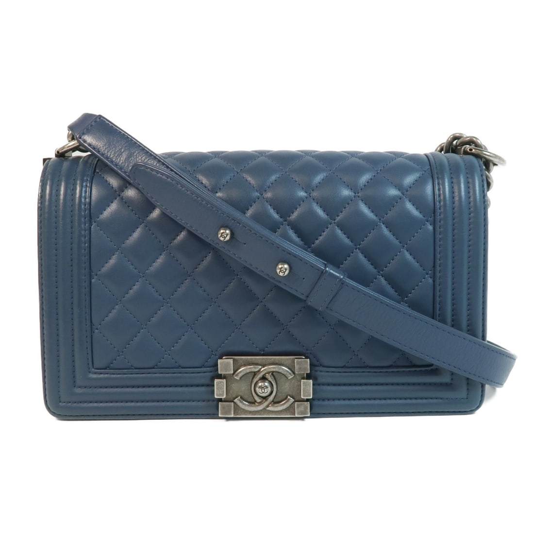 CHANEL Boy 25 Navy Lambskin Shoulder Bag with Chain: CHANEL Boy 25 Navy Lambskin Shoulder Bag with Chain Introducing the CHANEL CC Boy 25 Chain Shoulder Bag, a stunning addition to your accessory collection. Crafted from luxurious lambskin leather, this