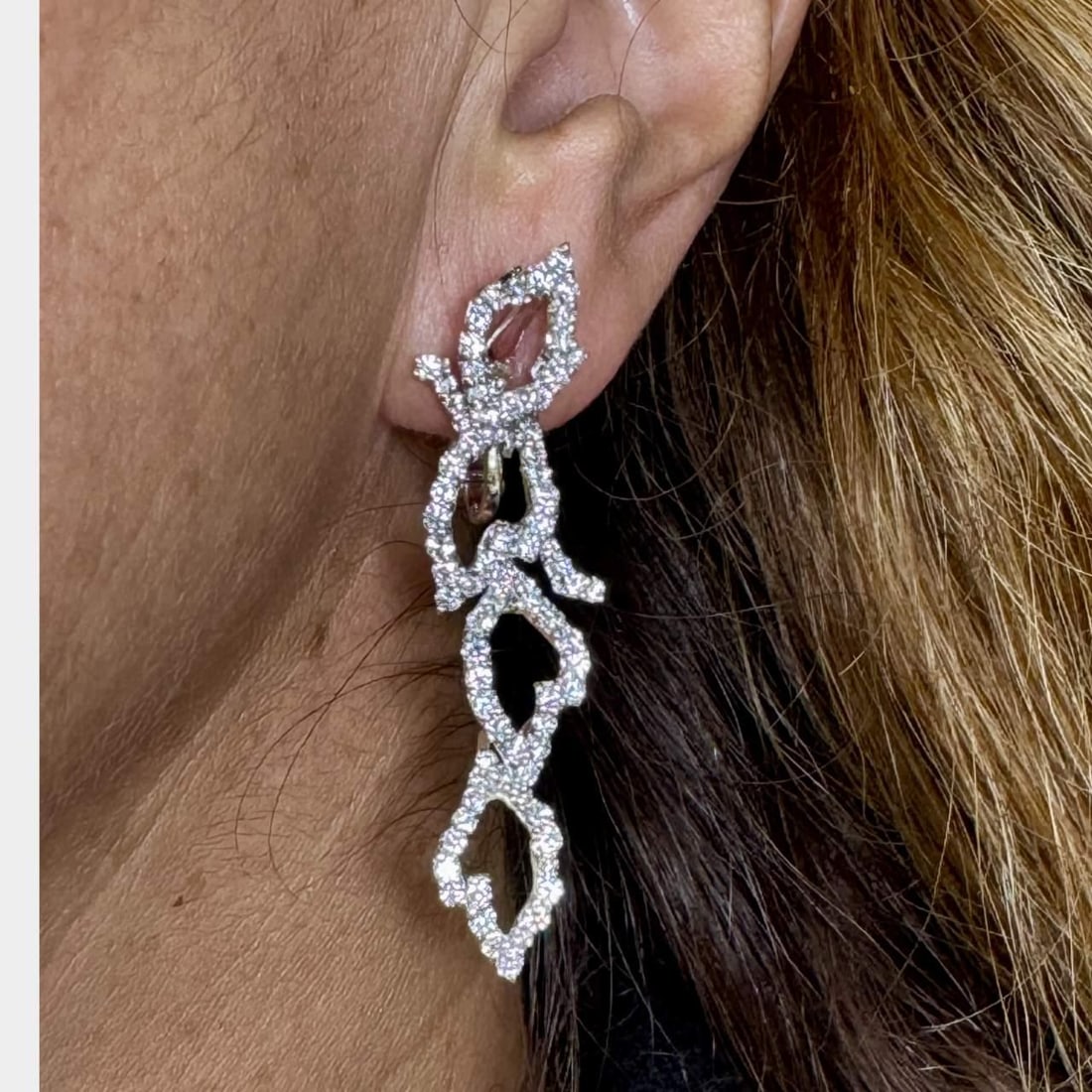 Stunning 18K White Gold 5.50 Ct Diamond Earrings with 162 Stones: Stunning 18K White Gold 5.50 Ct Diamond Earrings with 162 Stones Elevate your elegance with these stunning 18K White Gold Diamond Earrings. Featuring a total of 162 sparkling diamonds, these earrings