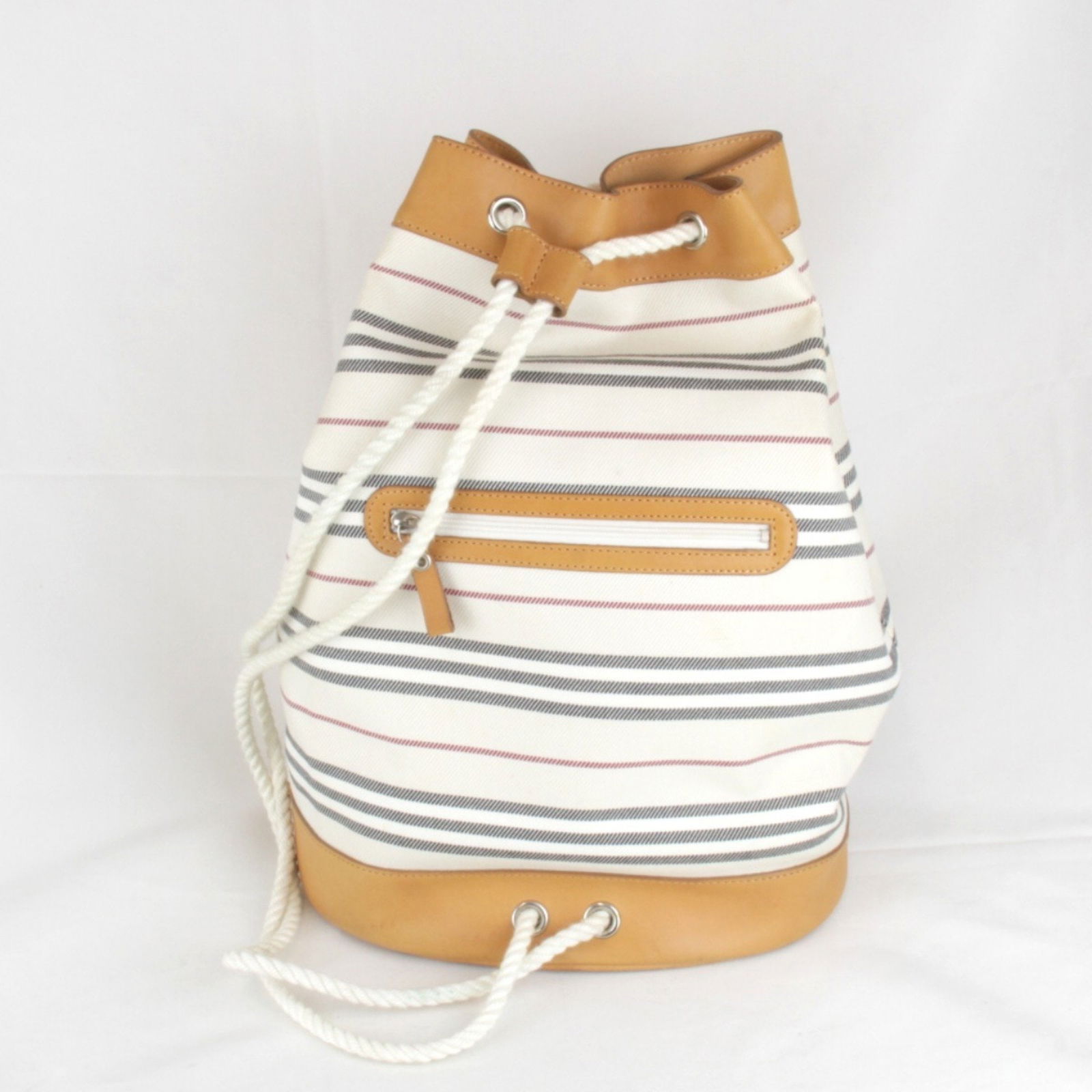 Canvas bucket bag in white by Burberry model Sac sceau Big bag: Canvas bucket bag in white by Burberry model Sac sceau Big bag This Burberry Sac Sceau Big bag is crafted from white canvas and designed for universal use. The bag shows a slight loss of shape and som