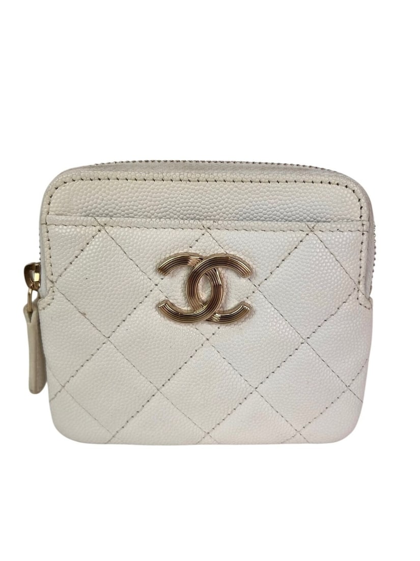 Chanel Caviar White Quilted CC Zip Card Holder Wallet: Chanel Caviar White Quilted CC Zip Card Holder Wallet Elevate your accessory collection with this Chanel Caviar Quilted CC Zip Card Holder in elegant white. Crafted from high-quality leather with a ca