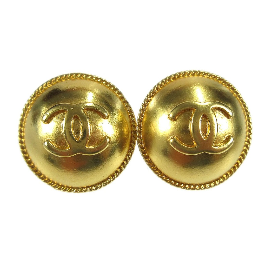 Chanel Gold-Plated Button Clip-On Earrings 95P Classic Style: Chanel Gold-Plated Button Clip-On Earrings 95P Classic Style Elevate your accessory collection with these stunning Chanel Button Clip-On Earrings. Crafted with a luxurious gold-plated finish, these ro