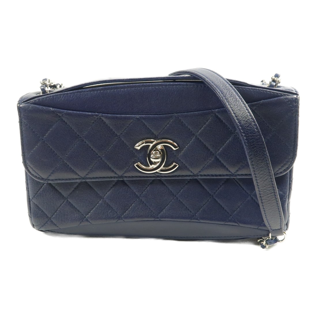 CHANEL Blue Lambskin Leather Shoulder Bag with Chain Strap: CHANEL Blue Lambskin Leather Shoulder Bag with Chain Strap This elegant CHANEL shoulder bag is crafted from luxurious lambskin leather in a striking blue hue. The bag offers a chic and practical desig