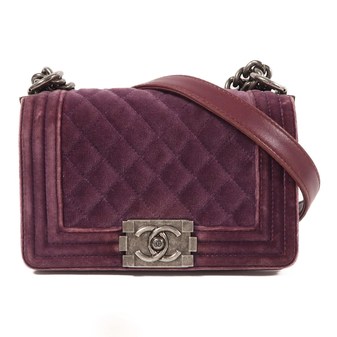 CHANEL Boy 20 Velvet Purple Chain Shoulder Bag A67085: CHANEL Boy 20 Velvet Purple Chain Shoulder Bag A67085 This CHANEL Boy 20 Chain Shoulder Bag is a stylish accessory crafted from premium velvet in a striking purple hue. Designed for versatility, this