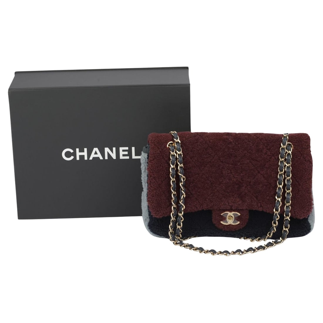 Chanel Jumbo Flap Tricolor Shearling Shoulder Bag 2020 Collection: Chanel Jumbo Flap Tricolor Shearling Shoulder Bag 2020 Collection This Chanel Tricolor Shearling Jumbo Flap bag is a stunning addition to any collection. Crafted from a luxurious quilted shearling, th