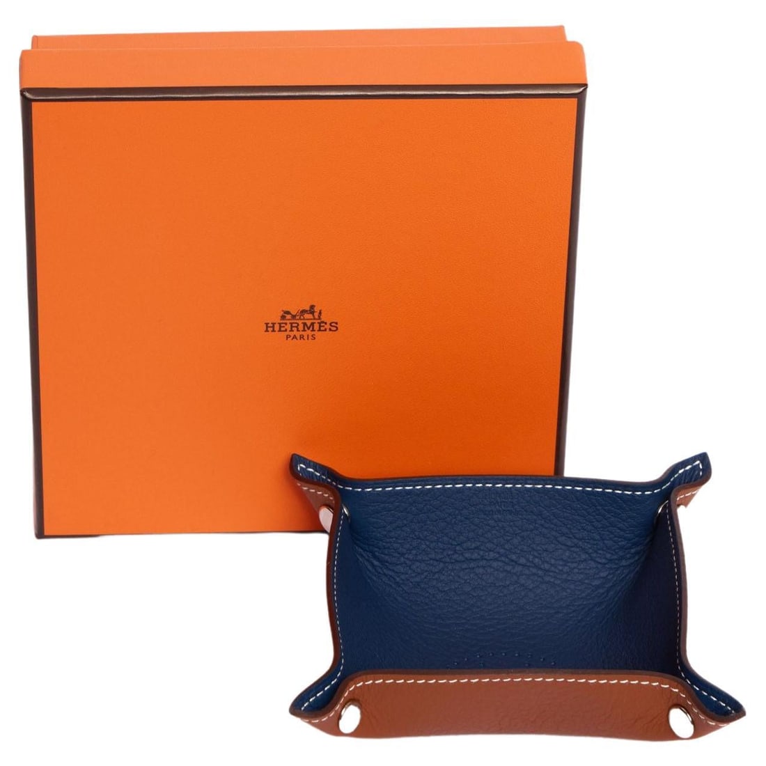 Hermes Blue Brown Leather Catch All Tray Evelyne H: Hermes Blue Brown Leather Catch All Tray Evelyne H This exquisite Hermes catch all desk tray combines functionality with luxury, featuring a stylish design in blue and brown leather. The tray, measuri