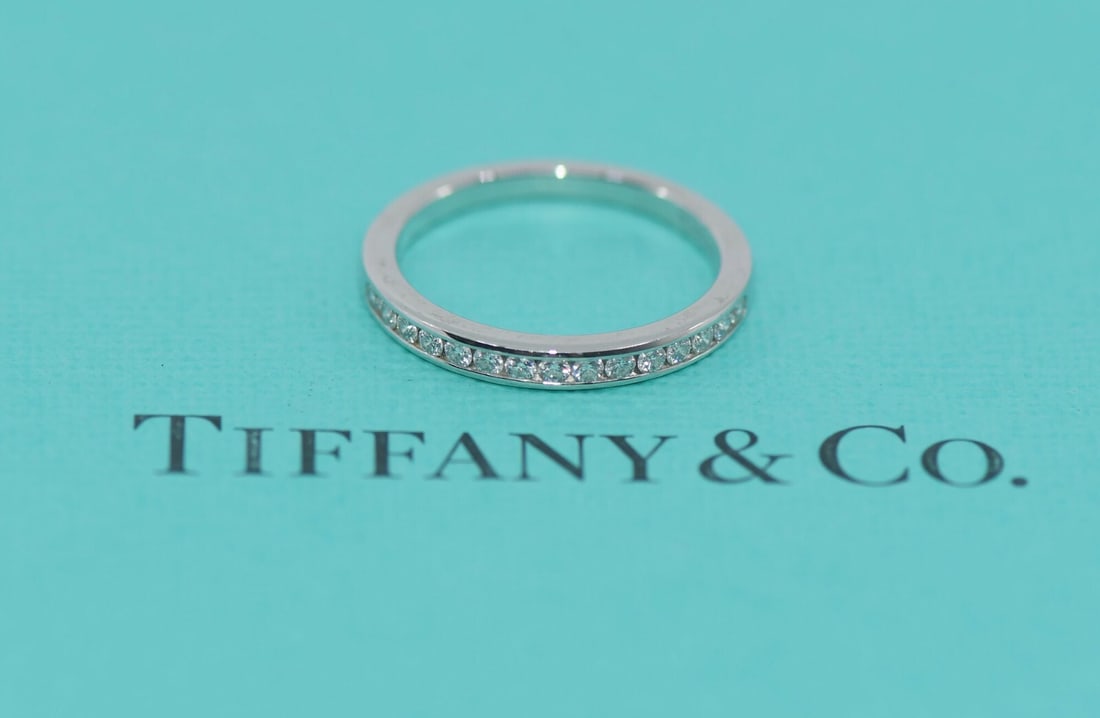 Tiffany & Co Platinum Diamond Ring 950 Authentic Size 4.5: Tiffany & Co Platinum Diamond Ring 950 Authentic Size 4.5 This exquisite Tiffany & Co. diamond ring is crafted from high-quality platinum (950) and features a stunning diamond centerpiece. With a ring