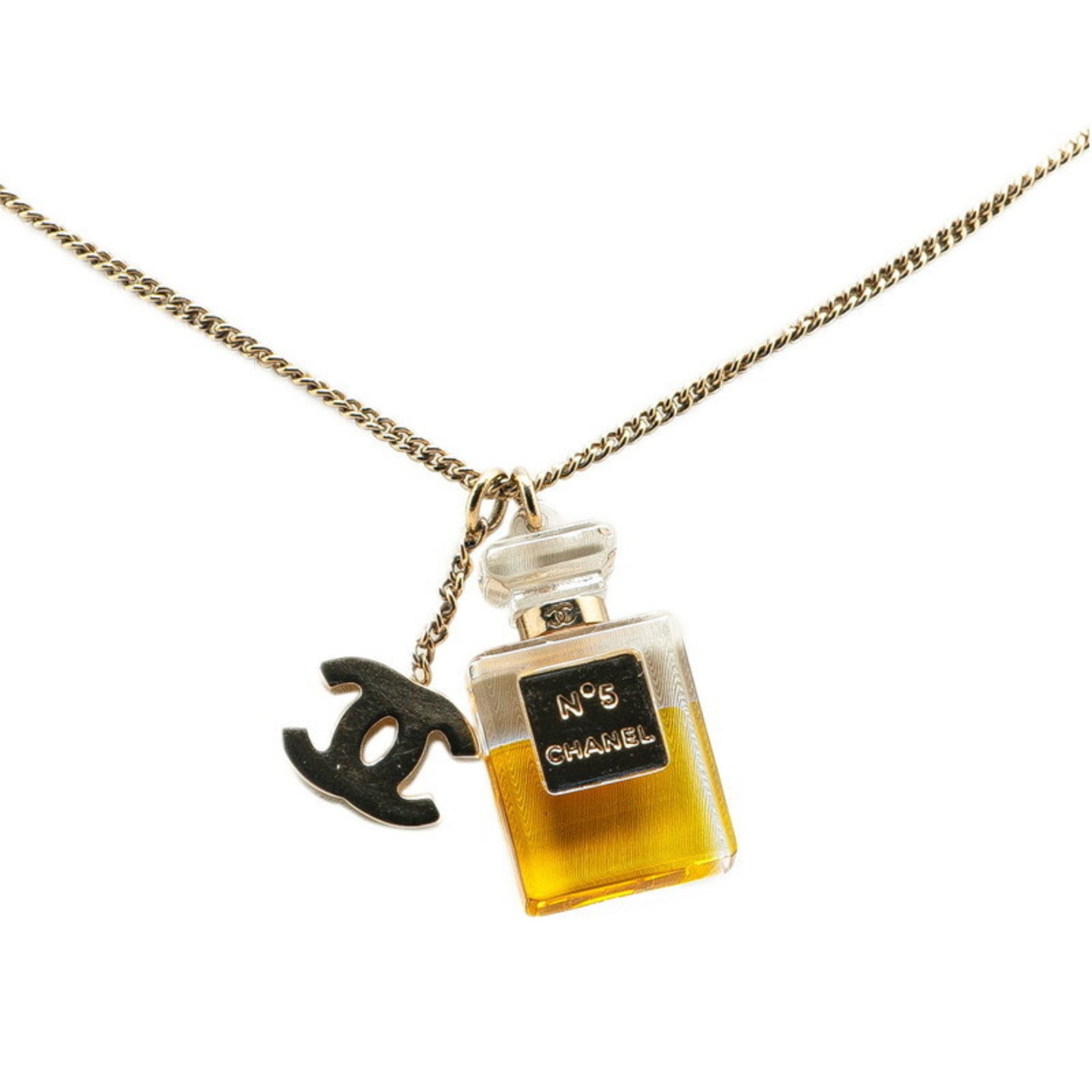 Chanel Numero 5 Silver Metal Necklace with Pendant: Chanel Numero 5 Silver Metal Necklace with Pendant This Chanel Numero 5 necklace features a silver-colored metal design with a pendant and a neck circumference of 42 cm. The necklace is intended for w