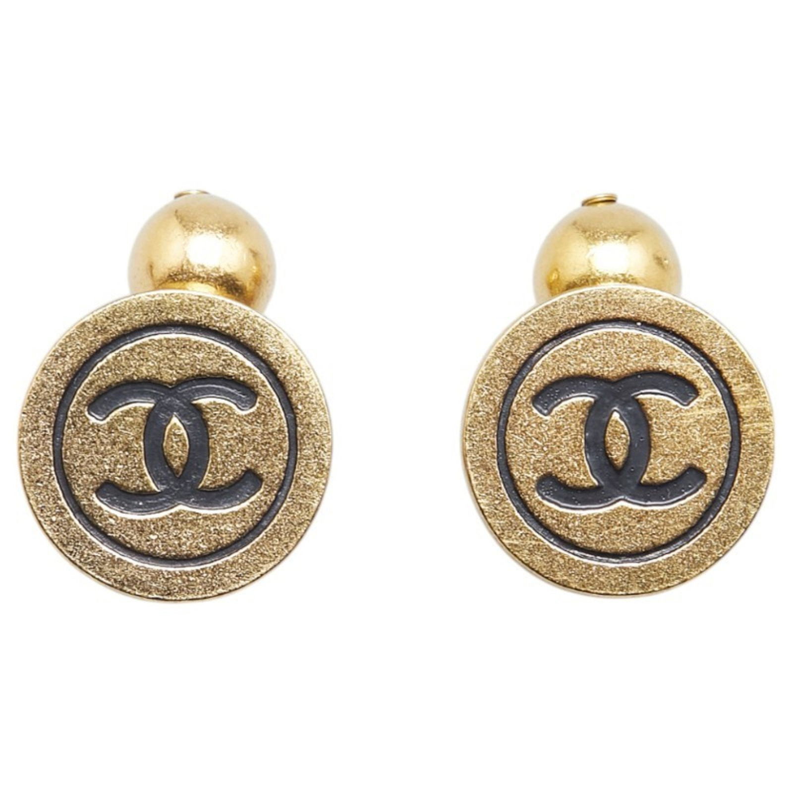 Gold Plated Chanel CC Logo Pin Brooch 19.7mm France: Gold Plated Chanel CC Logo Pin Brooch 19.7mm France Chanel Logo CC earrings crafted from gold-plated material, featuring the iconic interlocking CC logo in a gold color. These earrings are designed fo