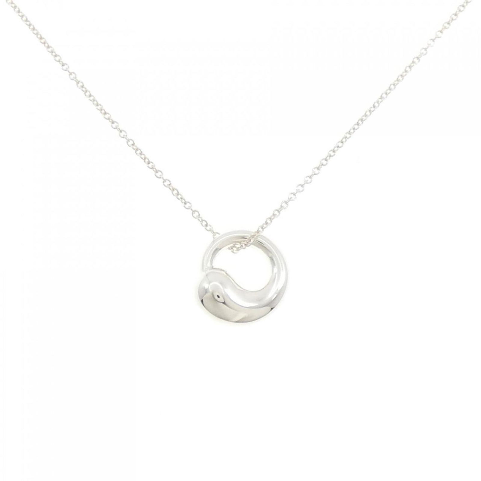 Eternal Circle Silver Necklace by Tiffany & Co 41cm: Eternal Circle Silver Necklace by Tiffany & Co 41cm This Tiffany & Co. Eternal Circle necklace features a silver circular pendant and a matching chain, designed for women. The necklace weighs 3.8g and