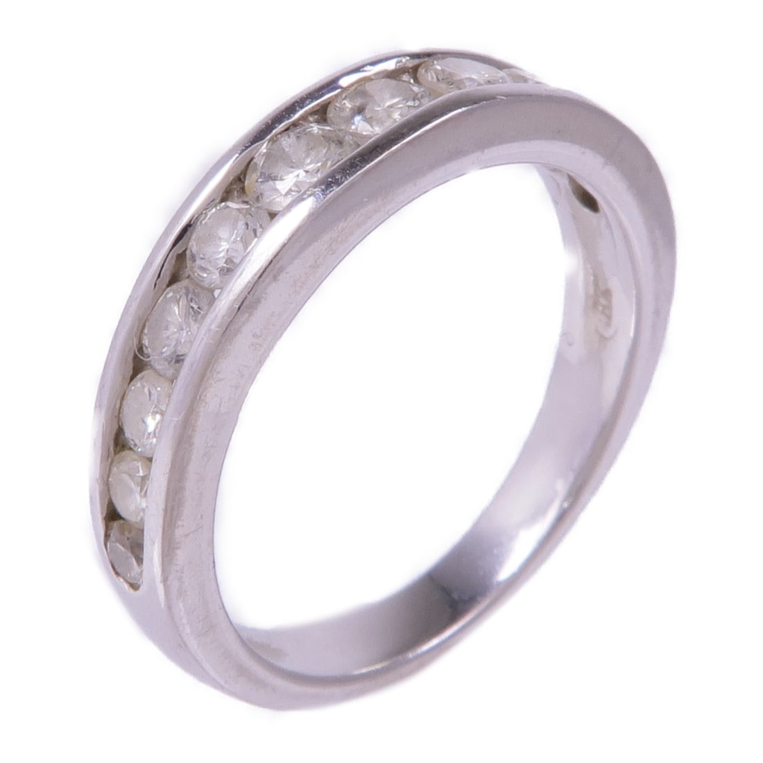 JEWELRY Diamond Ring in 18K White Gold Size 4.5: JEWELRY Diamond Ring in 18K White Gold Size 4.5 This exquisite diamond ring is crafted from 18K white gold, featuring a stunning clear diamond at its center. Designed in a classic style, it is perfect